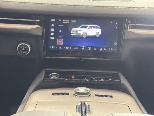 Pristine White Metallic Tri-Coat 2027 Lincoln Navigator Premiere