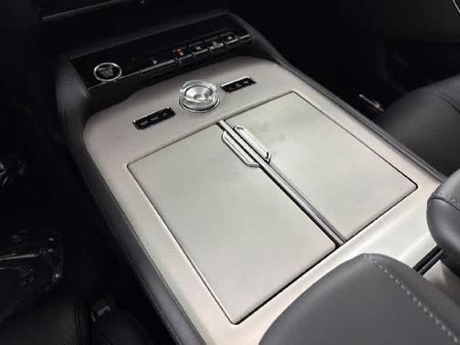 Pristine White Metallic Tri-Coat 2027 Lincoln Navigator Reserve