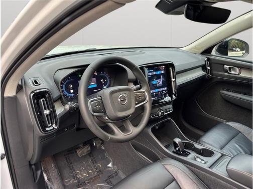 2024 Volvo XC40 B5 Core Bright Theme