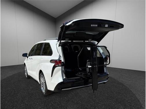 2024 Toyota Sienna Platinum 7 Passenger