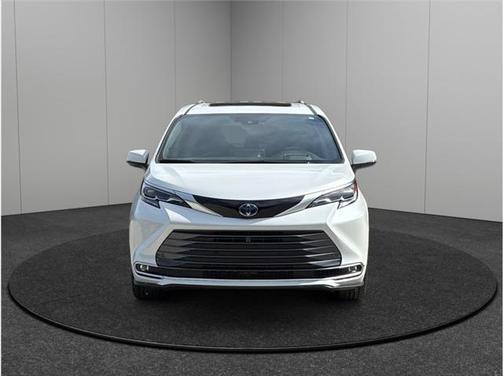 2024 Toyota Sienna Platinum 7 Passenger