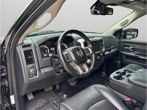 Brilliant Black Crystal Pearlcoat 2017 RAM 1500 Laramie