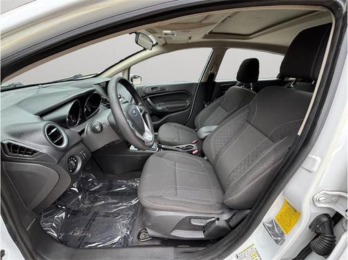 OXFORD WHITE 2018 Ford Fiesta SE