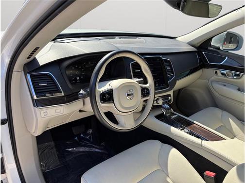 2017 Volvo XC90 T6 Momentum