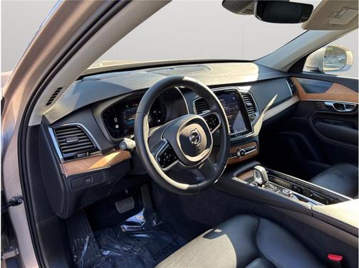 2023 Volvo XC90 B5 Plus