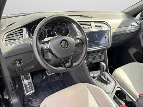 Deep Black Pearl 2021 Volkswagen Tiguan 2.0T SE R-Line Black