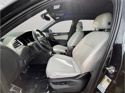 Deep Black Pearl 2021 Volkswagen Tiguan 2.0T SE R-Line Black