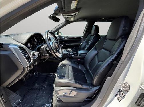 White 2018 Porsche Cayenne Cayenne