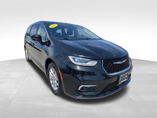Brilliant Black Crystal Pearlcoat 2024 Chrysler Pacifica Touring L