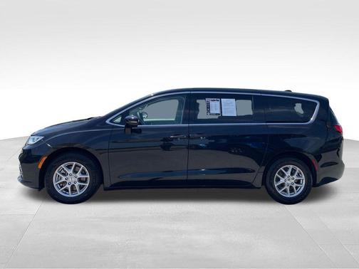 Brilliant Black Crystal Pearlcoat 2024 Chrysler Pacifica Touring L