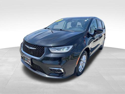 Brilliant Black Crystal Pearlcoat 2024 Chrysler Pacifica Touring L
