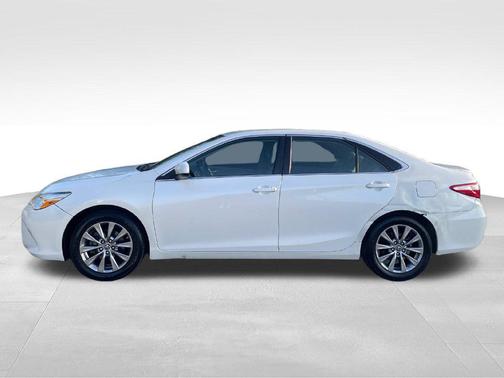Blizzard Pearl 2016 Toyota Camry XLE