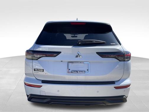 Diamond White 2026 Mitsubishi Outlander ES 2.5 S-AWC