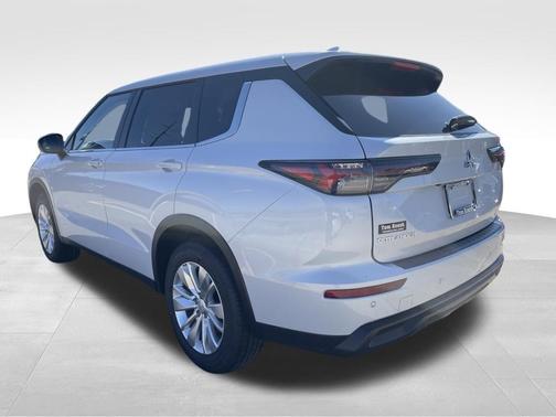 Diamond White 2026 Mitsubishi Outlander ES 2.5 S-AWC