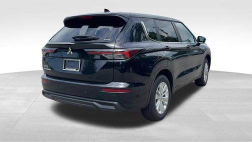 Labrador Black Pearl 2025 Mitsubishi Outlander ES S-AWC