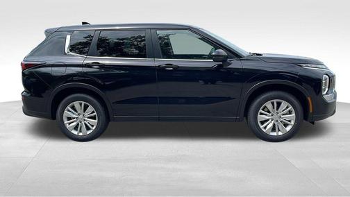 Labrador Black Pearl 2025 Mitsubishi Outlander ES S-AWC