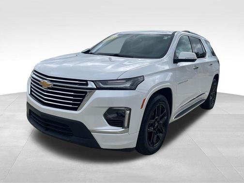 Iridescent Pearl Tricoat 2023 Chevrolet Traverse Premier