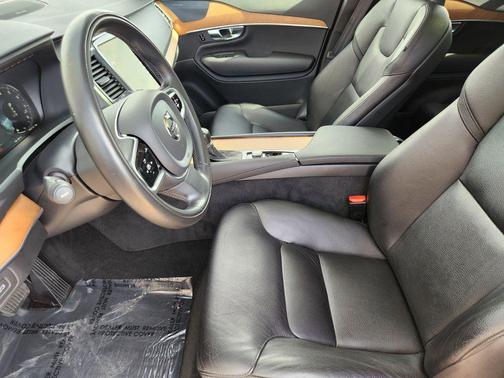 Bright Silver Metallic 2021 Volvo XC90 T6 Momentum