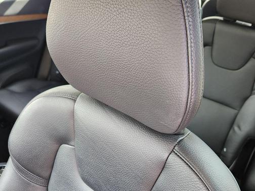 Bright Silver Metallic 2021 Volvo XC90 T6 Momentum