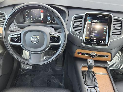 Bright Silver Metallic 2021 Volvo XC90 T6 Momentum