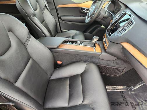 Bright Silver Metallic 2021 Volvo XC90 T6 Momentum