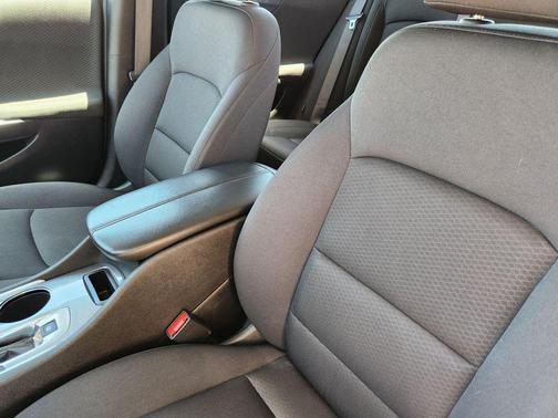Summit White 2024 Chevrolet Malibu FWD 1LT