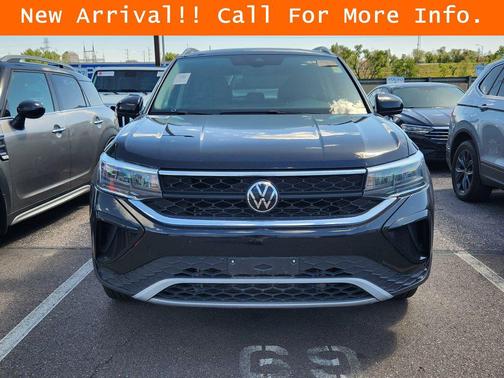 Deep Black Pearl 2024 Volkswagen Taos 1.5T SE