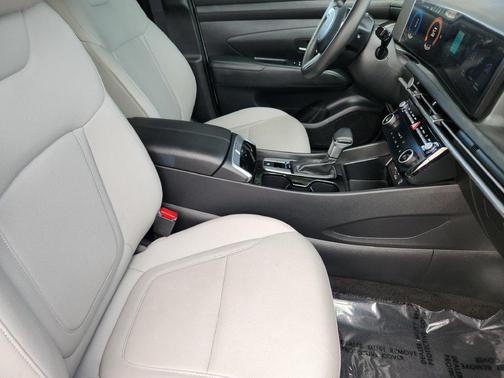 Atlas White 2025 Hyundai SANTA CRUZ SEL