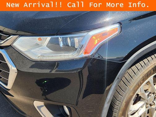 Mosaic Black Metallic 2019 Chevrolet Traverse LT Cloth