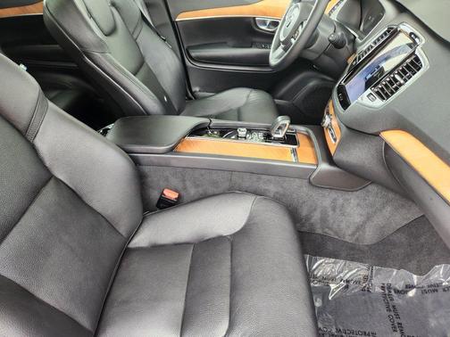 Silver Dawn Metallic 2023 Volvo XC90 B5 Plus