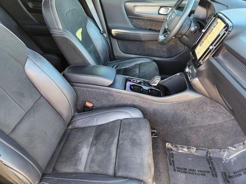 2022 Volvo XC40 T5 R-Design