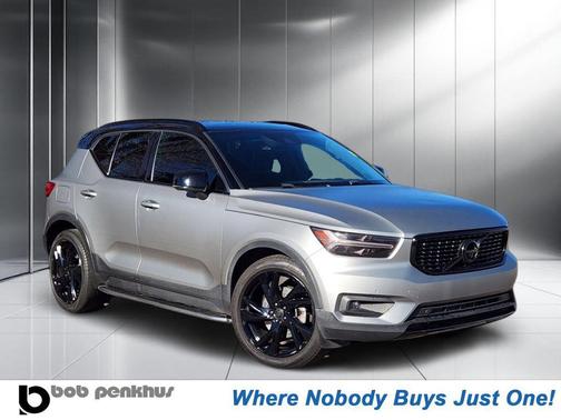 2022 Volvo XC40 T5 R-Design