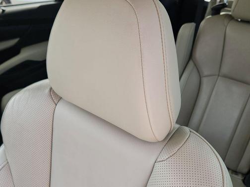 Crystal White Pearl 2023 Subaru Ascent Limited 7-Passenger