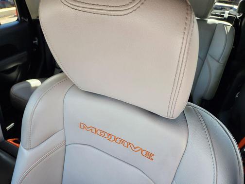 Black Clearcoat 2022 Jeep Gladiator Mojave 4x4