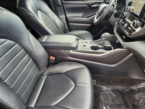 Magnetic Gray Metallic 2023 Toyota Highlander XLE