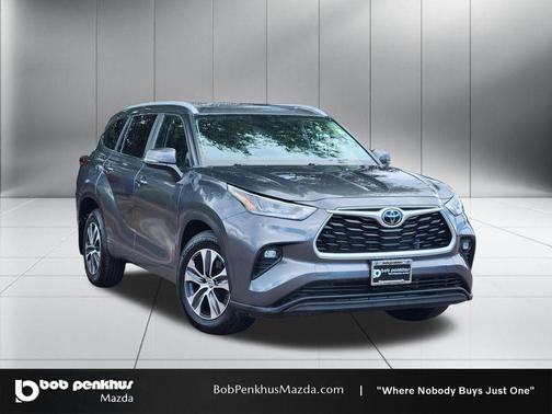 Magnetic Gray Metallic 2023 Toyota Highlander XLE