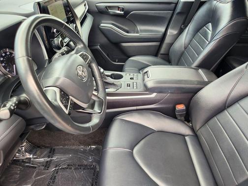 Magnetic Gray Metallic 2023 Toyota Highlander XLE