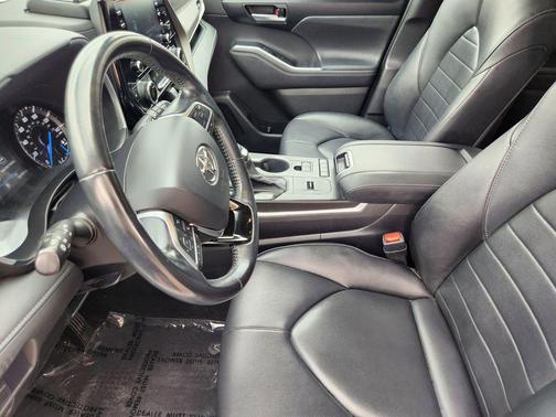 Blizzard Pearl 2020 Toyota Highlander Hybrid XLE