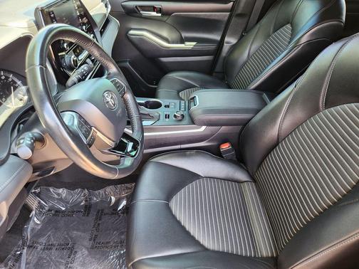 Magnetic Gray Metallic 2021 Toyota Highlander XSE