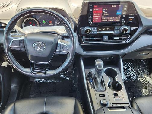 Magnetic Gray Metallic 2021 Toyota Highlander XSE