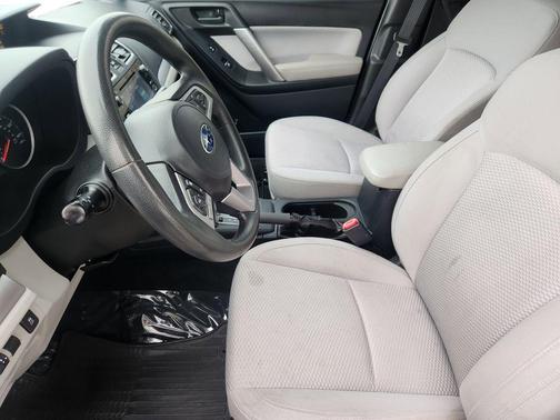 Crystal White Pearl 2017 Subaru Forester 2.5i Premium