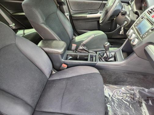Crystal White Pearl 2016 Subaru Impreza 2.0i