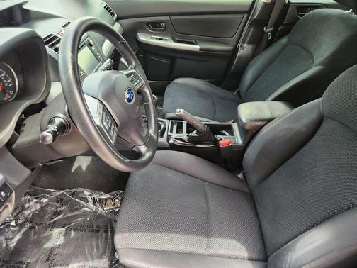 Crystal White Pearl 2016 Subaru Impreza 2.0i