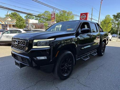 Black 2023 Nissan Frontier SV