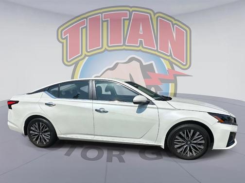 White 2023 Nissan Altima 2.5 SV