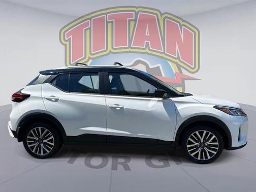 Aspen White / Super Black 2023 Nissan Kicks SV