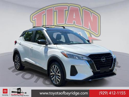 Aspen White / Super Black 2023 Nissan Kicks SV