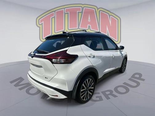 Aspen White / Super Black 2023 Nissan Kicks SV