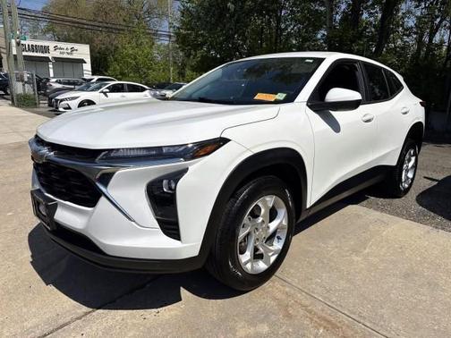 Summit White 2024 Chevrolet Trax LS