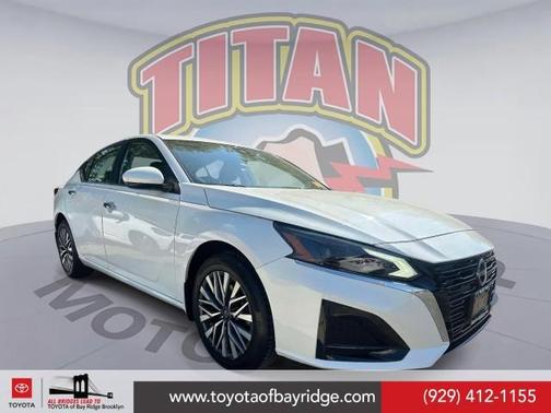 White 2023 Nissan Altima 2.5 SV